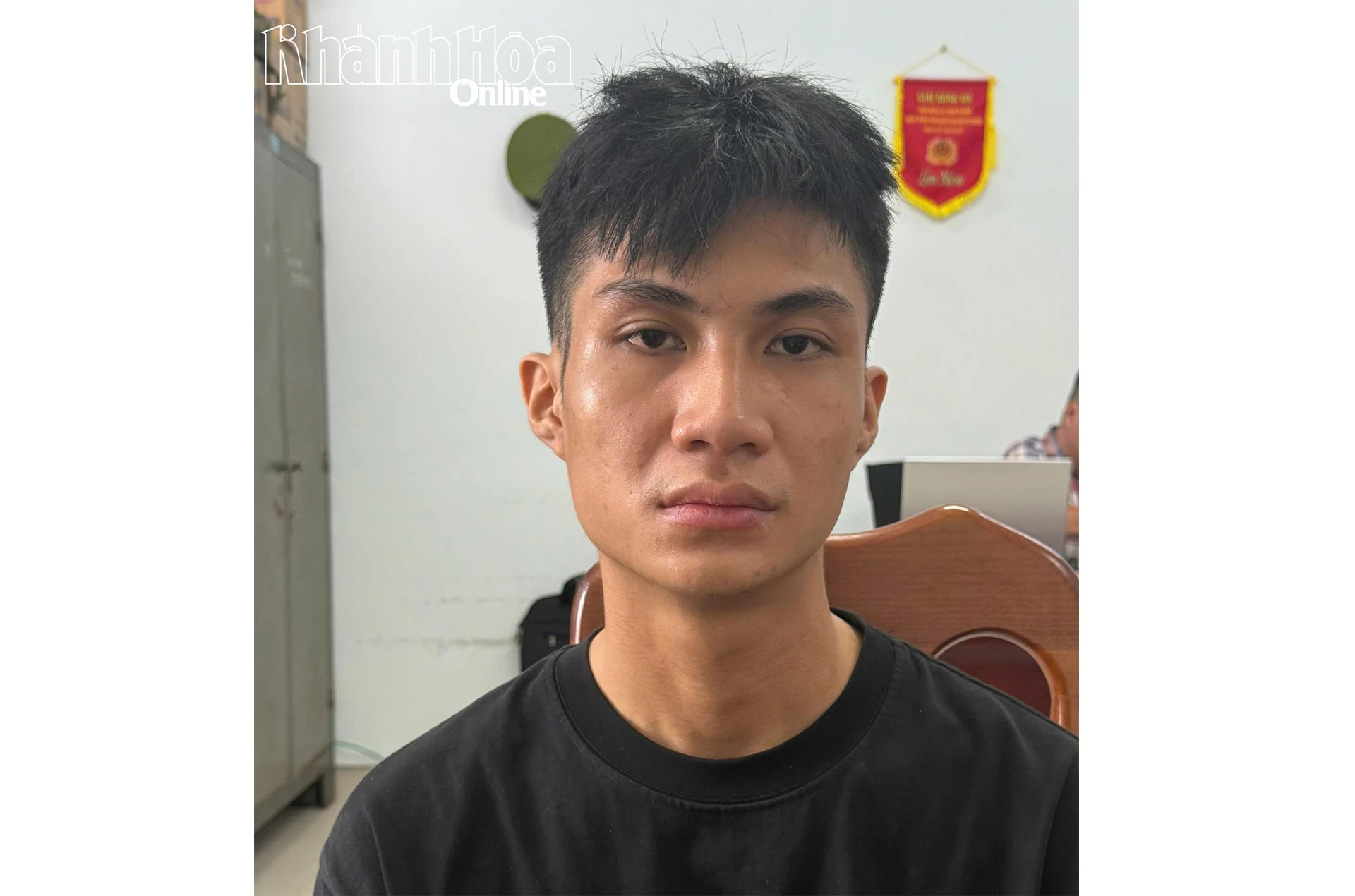 Truy bắt nghi phạm cướp 2 điện thoại trước cổng ký túc xá