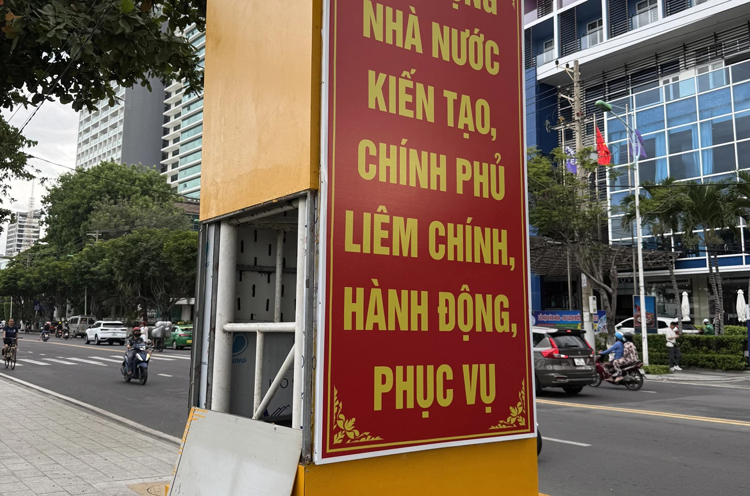 Cần lắp lại nắp cho trụ trang trí