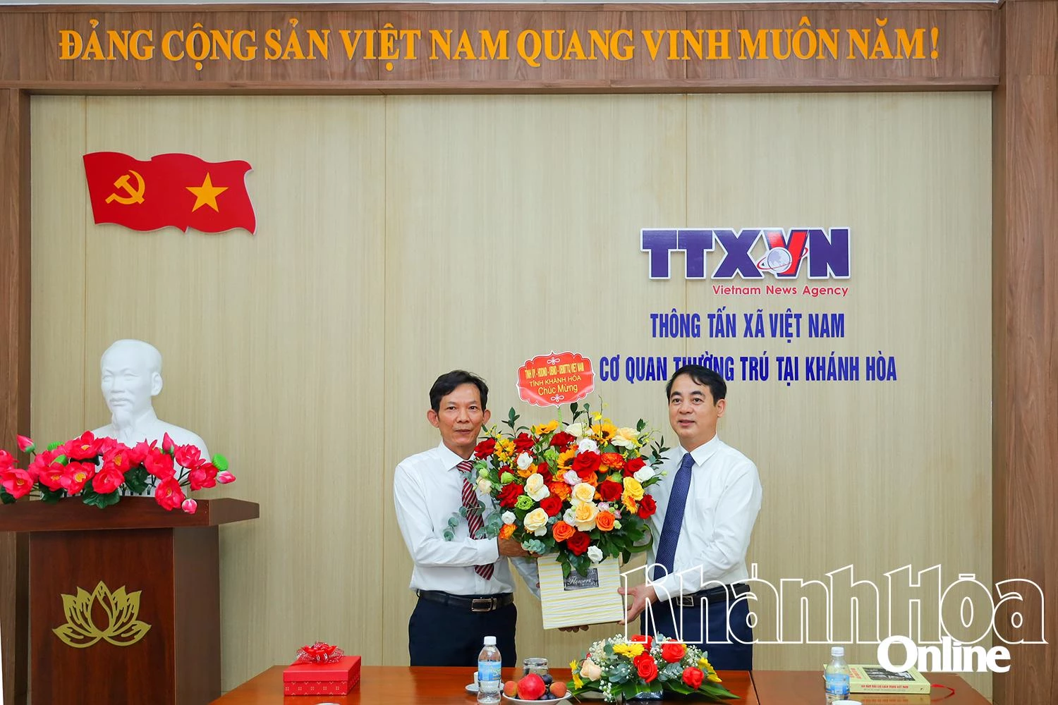 Bí thư Tỉnh ủy Nghiêm Xuân Thành thăm, chúc mừng một số cơ quan báo chí