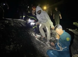 Giải cứu 3 người bị lạc khi leo núi Hoàng Ngưu Sơn