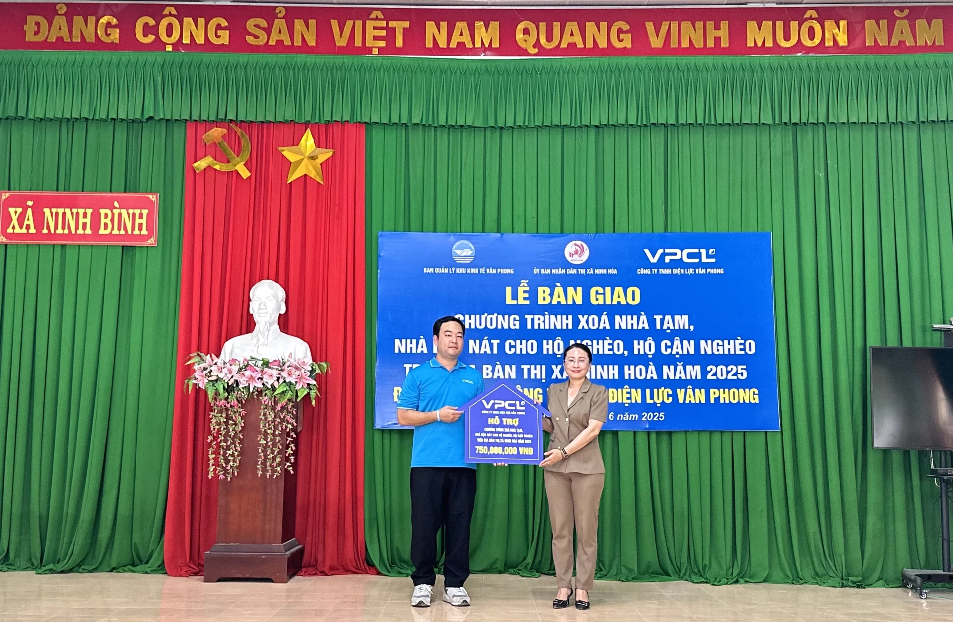Bàn giao nhà ở cho hộ nghèo, hộ cận nghèo thị xã Ninh Hòa