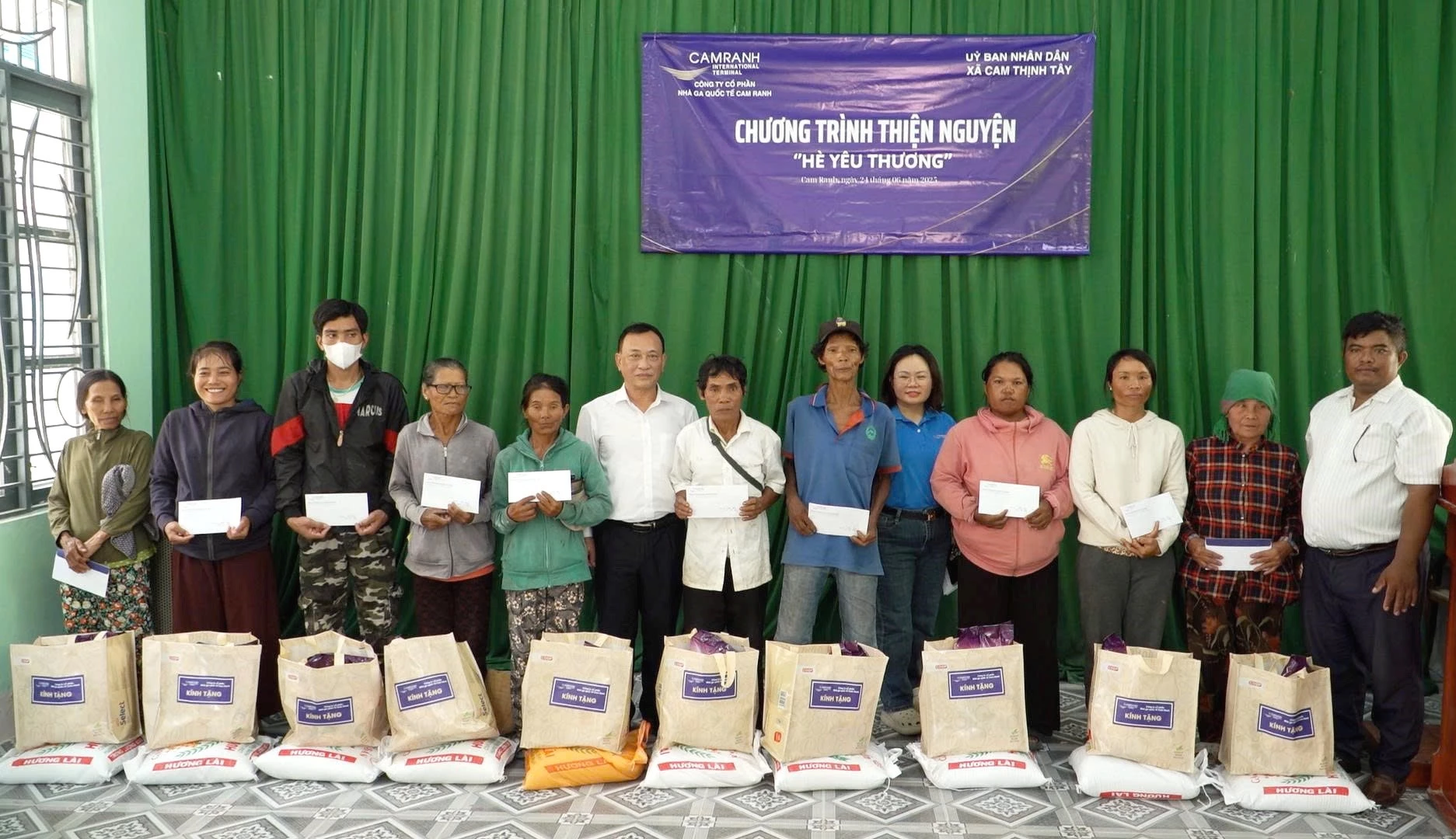 Công ty Cổ phần Nhà ga quốc tế Cam Ranh trao 30 suất quà cho các hộ dân có hoàn cảnh đặc biệt khó khăn