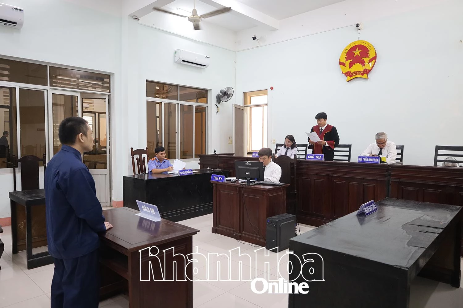 Giật đồ của du khách nước ngoài lãnh 4 năm tù