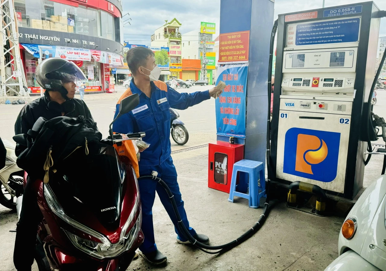 Giá xăng, dầu tăng nhẹ