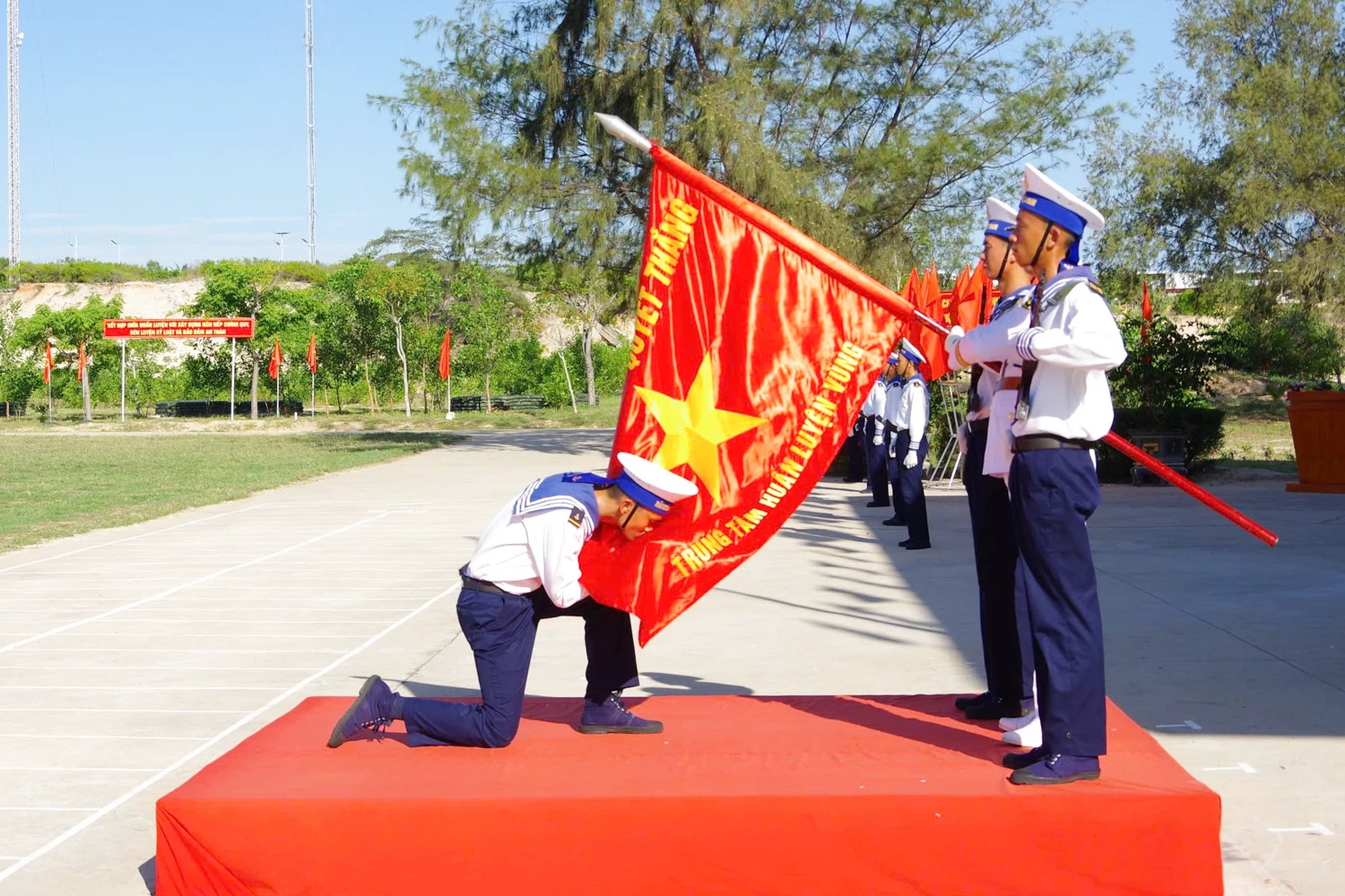 Trung tâm Huấn luyện Vùng 4 hải quân tổ chức tuyên thệ chiến sĩ mới năm 2025