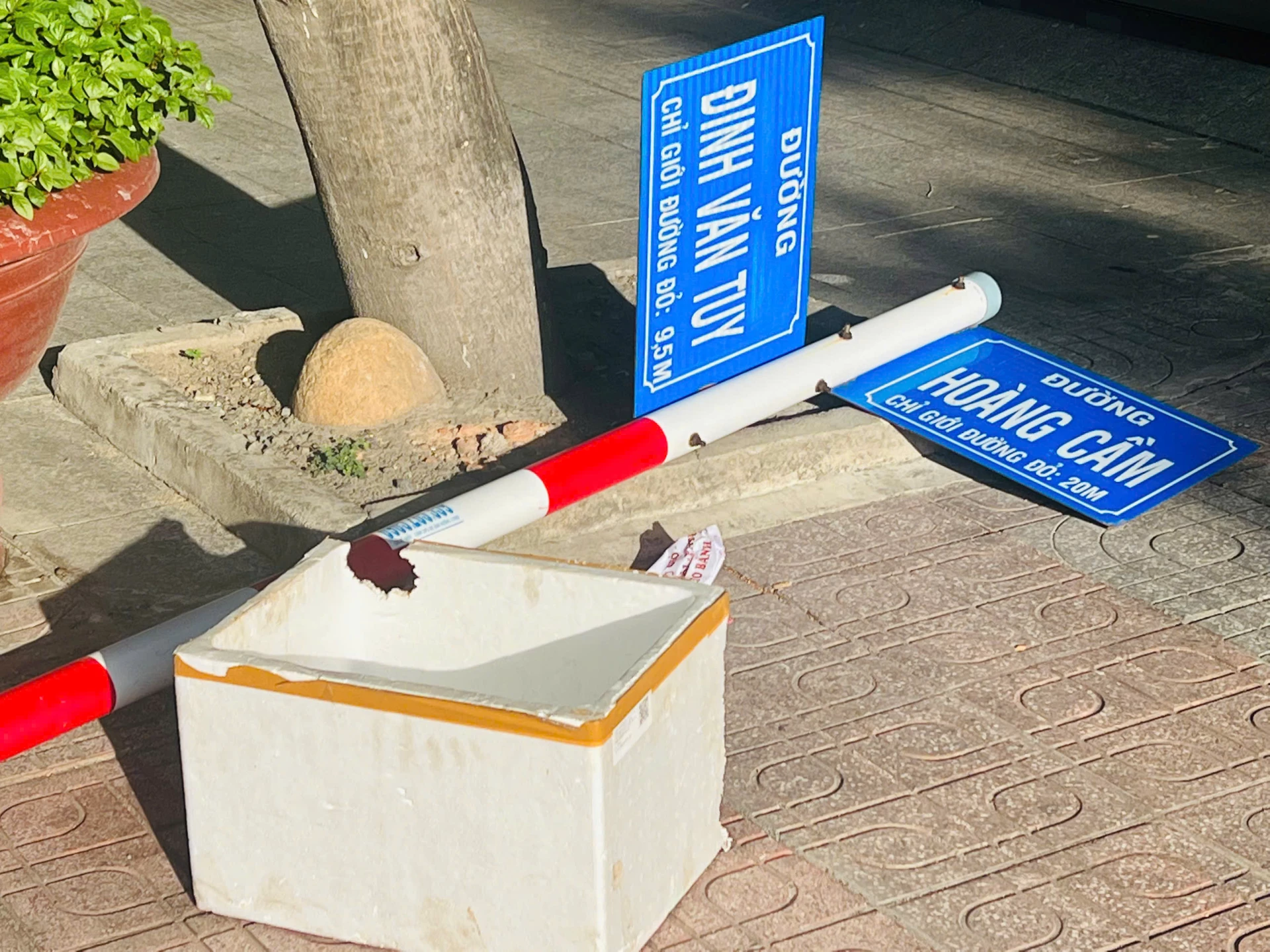 Cần dựng lại biển tên đường ở Khu đô thị Vĩnh Điềm Trung