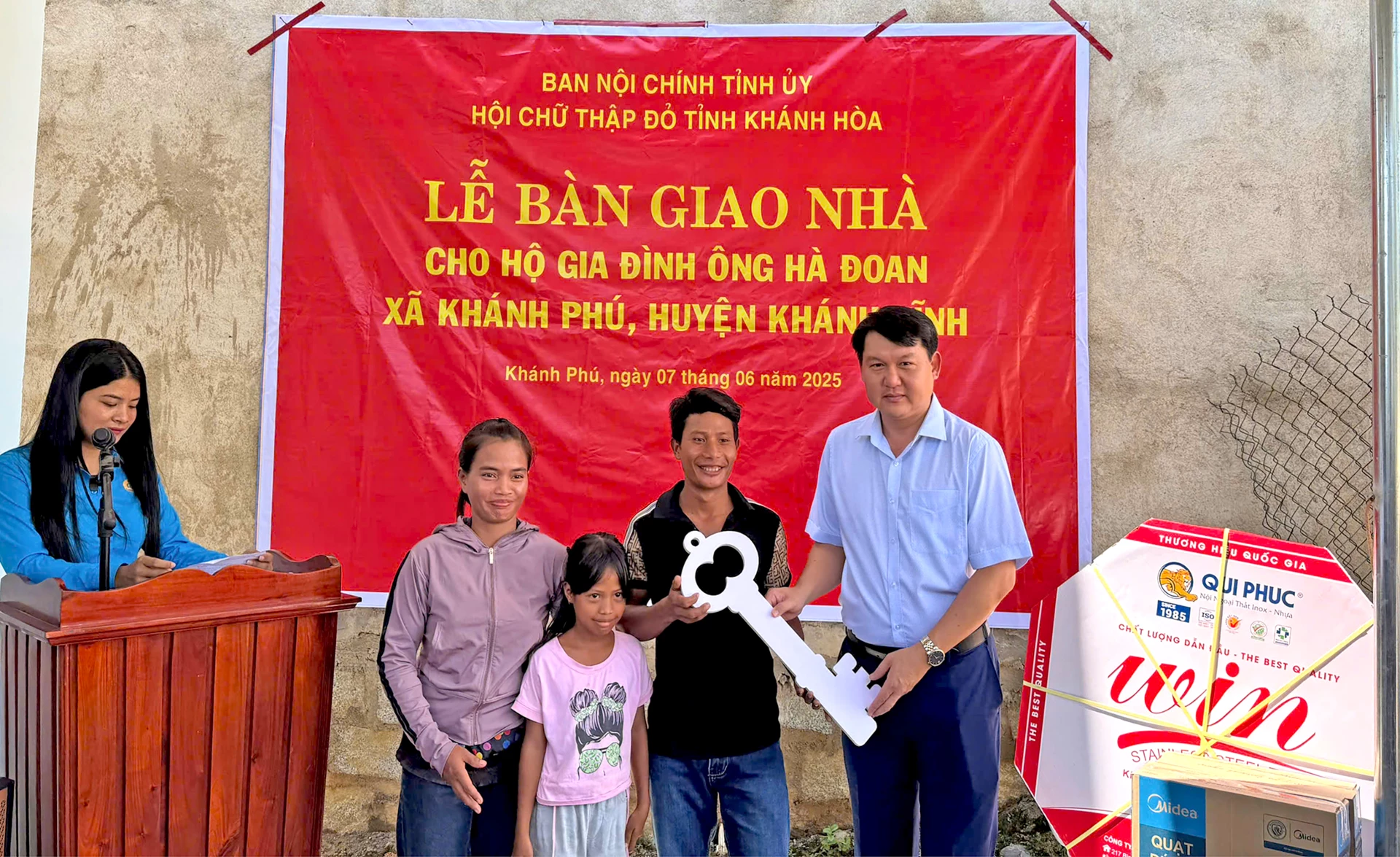 Ban Nội chính Tỉnh ủy bàn giao nhà tình nghĩa cho hộ đặc biệt khó khăn ở xã Khánh Phú