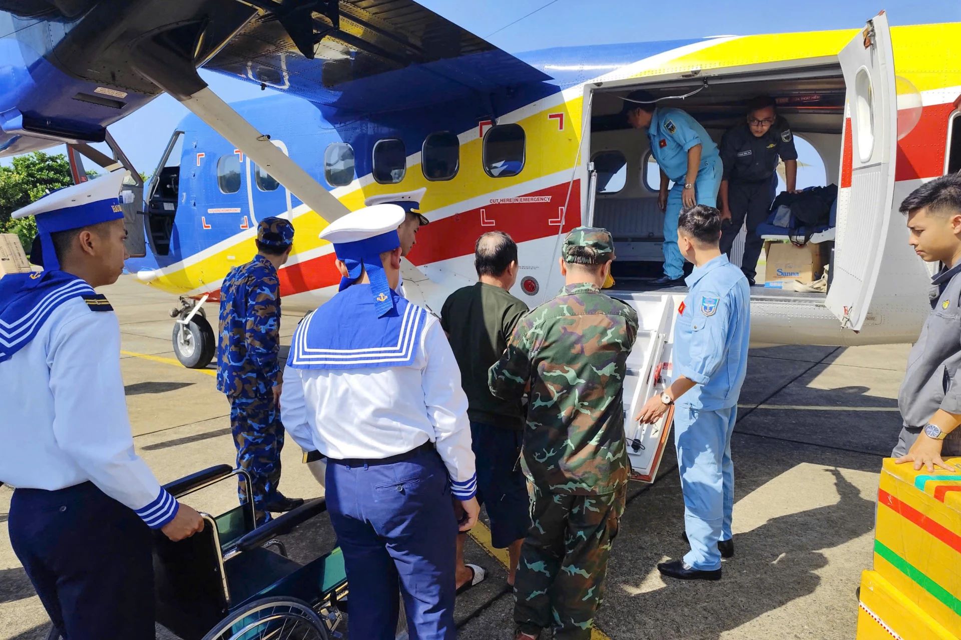 Lữ đoàn 954 tổ chức ban bay đưa 2 bệnh nhân từ Trường Sa về đất liền cấp cứu