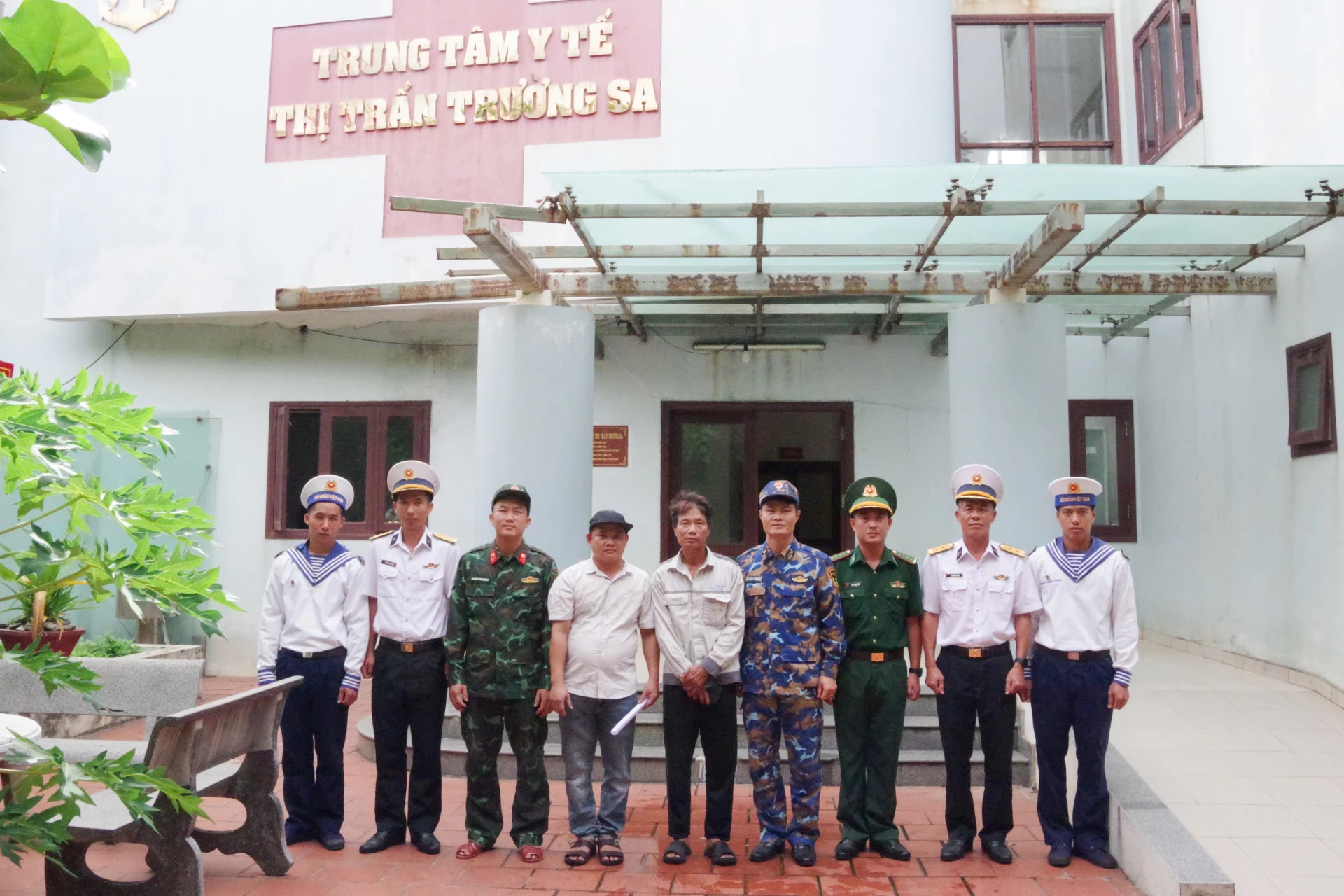 Quân y đảo Trường Sa bàn giao ngư dân cho tàu cá