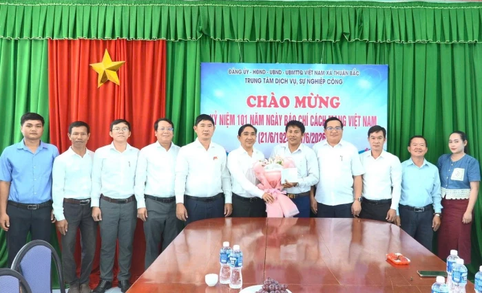 Lãnh đạo xã Thuận Bắc thăm, chúc mừng cán bộ, viên chức, phóng viên Trung tâm Dịch vụ, sự nghiệp công xã