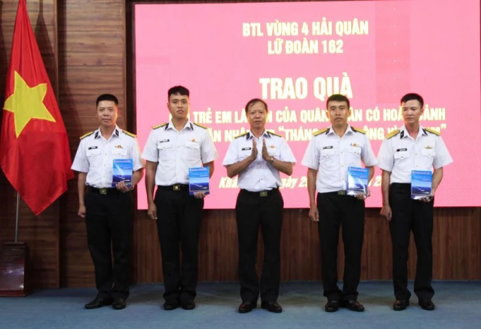 Lữ đoàn 162 trao quà cho con quân nhân có hoàn cảnh khó khăn
