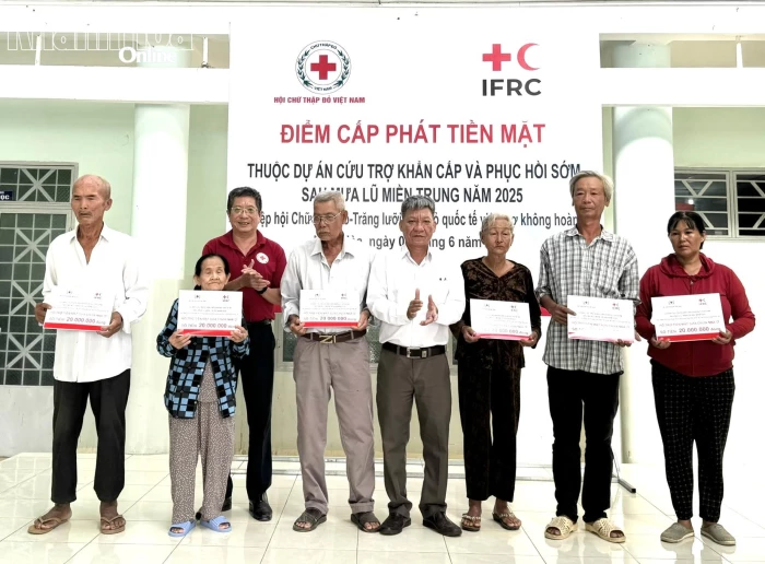 Hội Chữ thập đỏ tỉnh cấp phát tiền hỗ trợ cho 242 hộ dân phường Ninh Hòa bị ảnh hưởng bởi mưa lũ