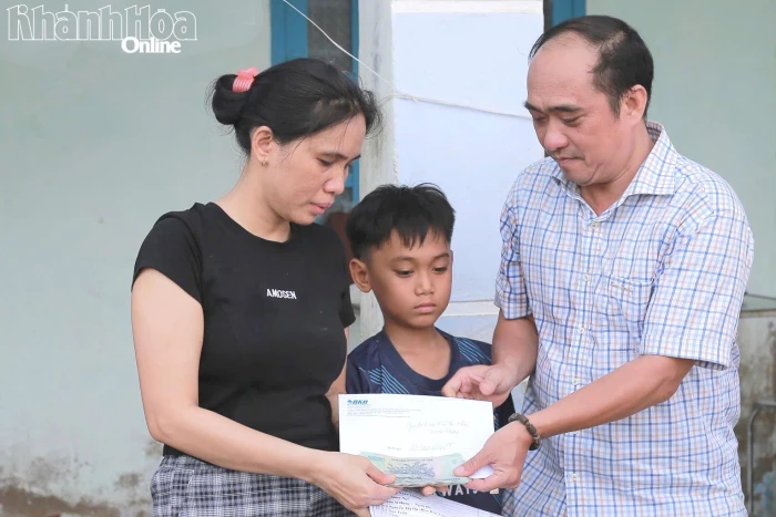 Báo và Phát thanh, Truyền hình Khánh Hòa phối hợp trao hỗ trợ cho gia đình có hoàn cảnh đặc biệt khó khăn