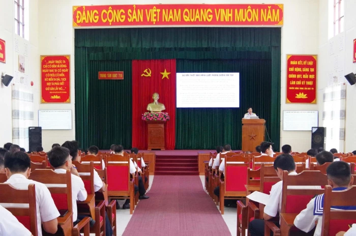 Lữ đoàn 101 và Trung tâm Bảo đảm kỹ thuật 719 phối hợp phổ biến, giáo dục pháp luật cho cán bộ, chiến sĩ