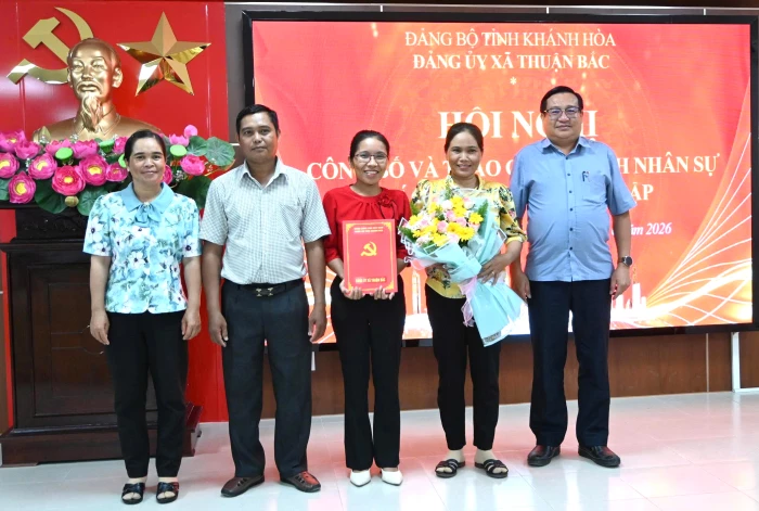 Xã Thuận Bắc công bố và trao quyết định nhân sự các thôn mới thành lập