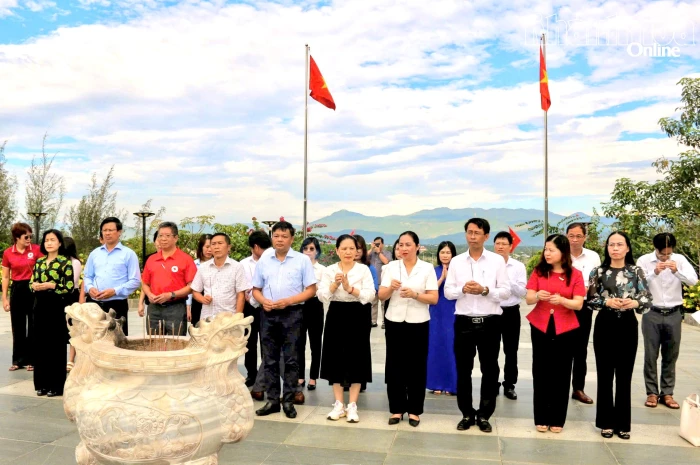 Khối thi đua các cơ quan tham mưu Tỉnh ủy, trực thuộc Tỉnh ủy và MTTQ tỉnh Khánh Hòa tổ chức về nguồn