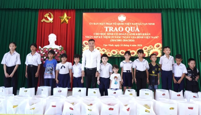 Mặt trận xã Vạn Ninh tặng 50 phần quà cho học sinh có hoàn cảnh khó khăn