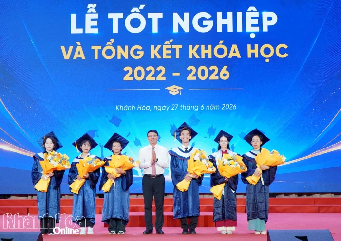 Trường Đại học Khánh Hòa trao bằng tốt nghiệp cho 681 tân cử nhân