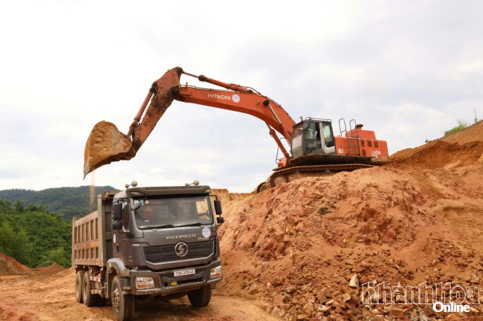 Trên công trường đường liên vùng Khánh Sơn - Khánh Vĩnh