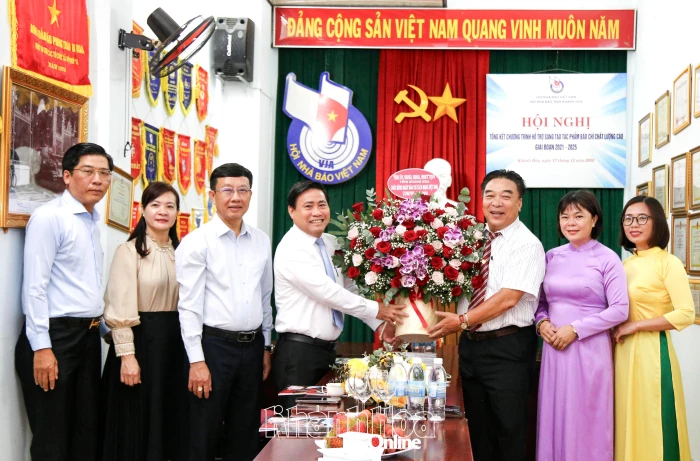 Phó Bí thư Tỉnh ủy, Chủ tịch HĐND tỉnh Lâm Đông thăm, chúc mừng Hội Nhà báo tỉnh và Tạp chí Nha Trang