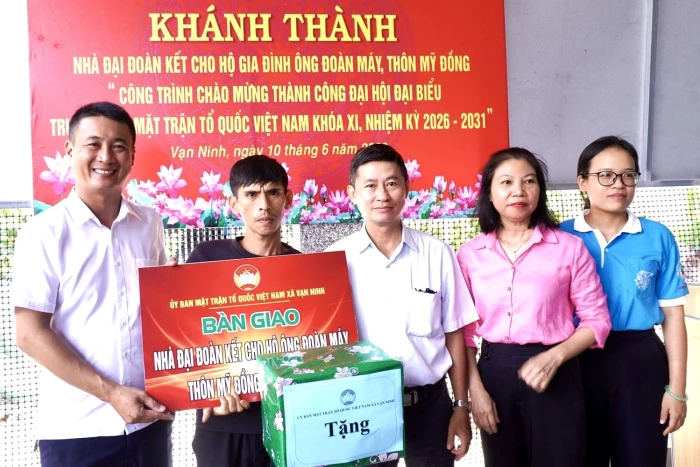 Ủy ban MTTQ Việt Nam xã Vạn Ninh bàn giao nhà Đại đoàn kết cho hộ có hoàn cảnh khó khăn