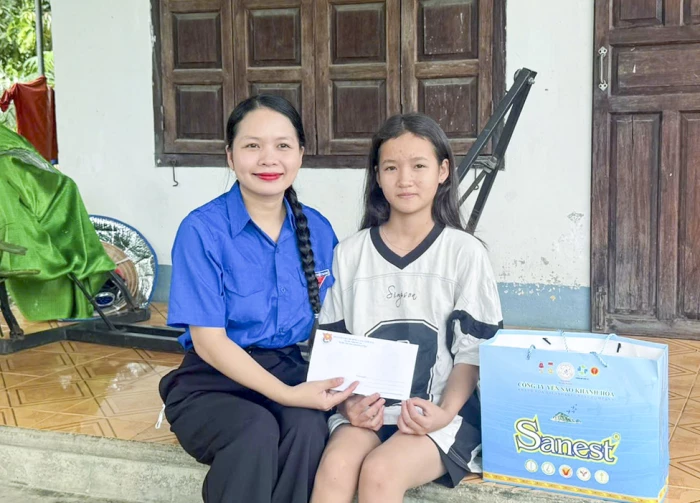 Mặt trận xã Bắc Ninh Hòa tặng quà cho thiếu nhi có hoàn cảnh khó khăn