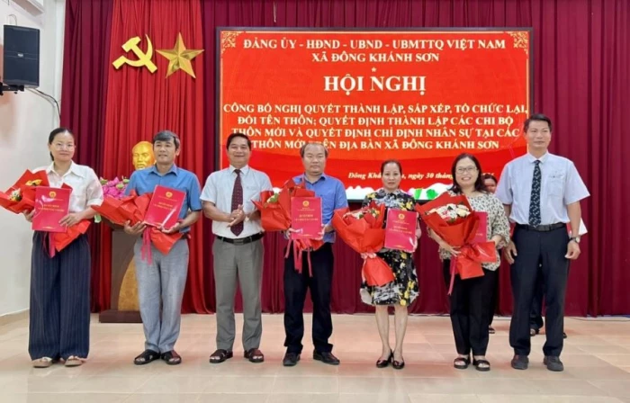 Xã Đông Khánh Sơn công bố nghị quyết sắp xếp thôn và kiện toàn các chi bộ