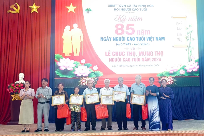 Xã Tây Ninh Hòa tổ chức kỷ niệm 85 năm Ngày truyền thống Người cao tuổi Việt Nam