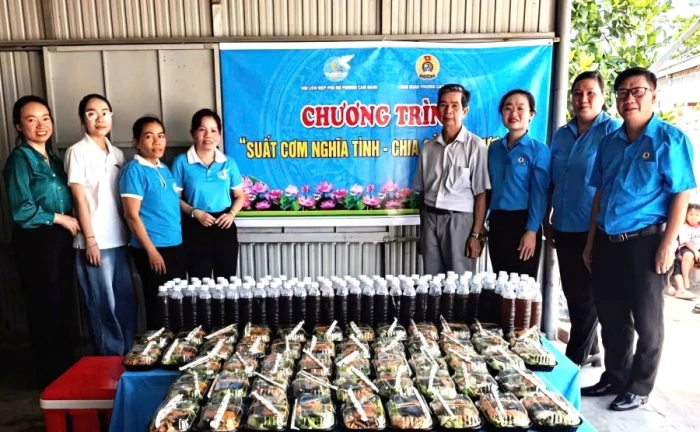 Trao 150 suất cơm, nước uống đến các hộ đồng bào dân tộc thiểu số ở phường Cam Ranh