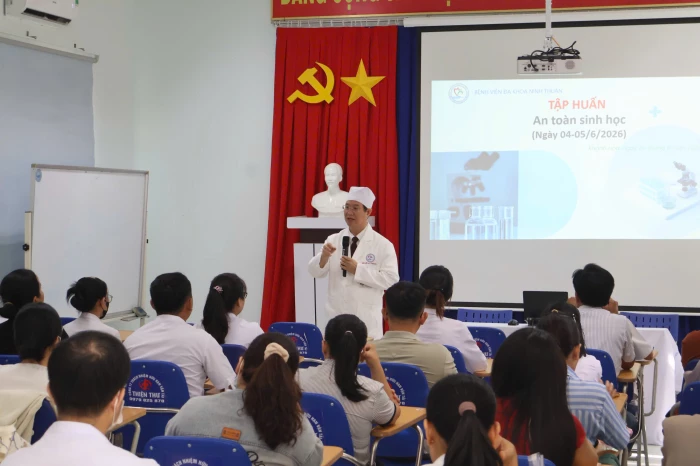Tập huấn an toàn sinh học cho 100 cán bộ y tế
