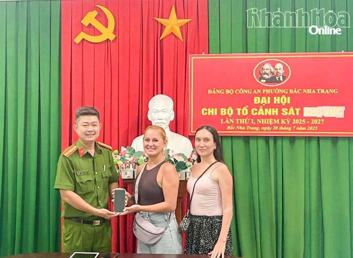 Công an phường Bắc Nha Trang trao lại điện thoại bị thất lạc cho du khách người Nga