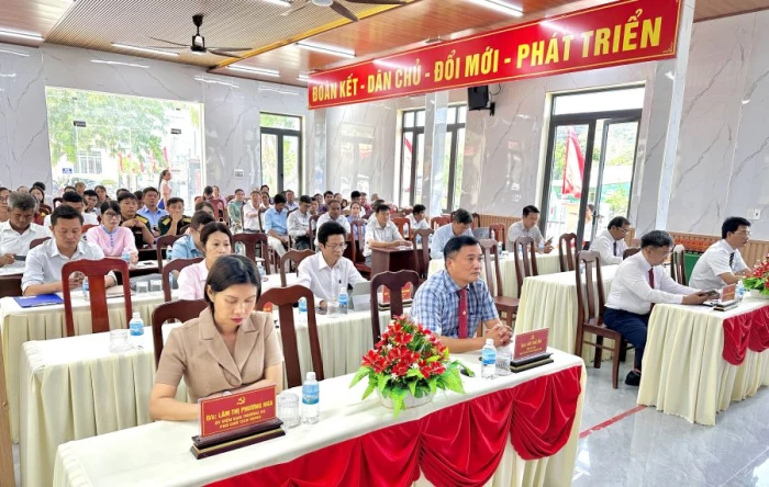 Xã Nam Cam Ranh công bố các quyết định về kiện toàn tổ chức đảng và hệ thống chính trị ở cơ sở
