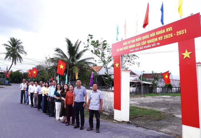Mặt trận xã Vạn Ninh thực hiện hơn 10km “Tuyến đường cờ Tổ quốc”