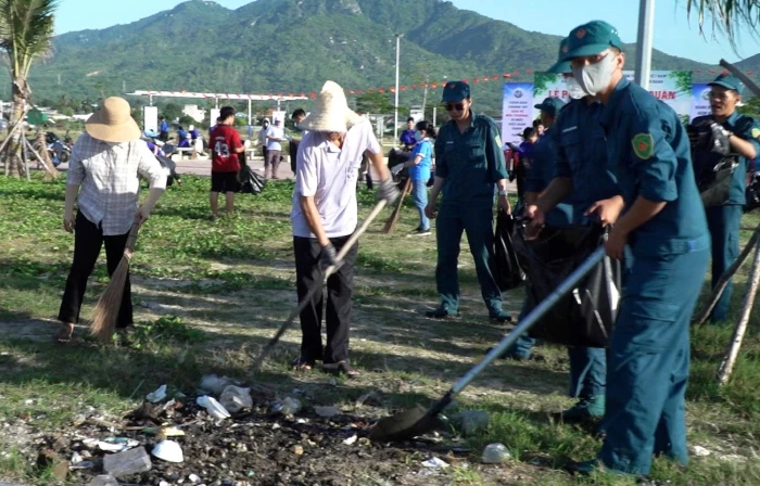 Phường Cam Ranh hưởng ứng phong trào Toàn dân chung tay bảo vệ môi trường