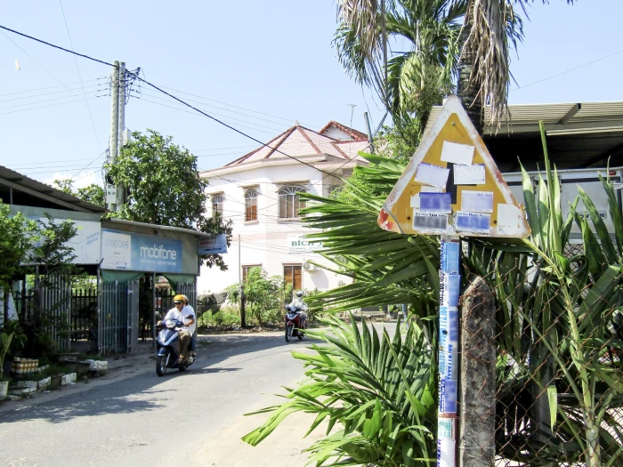 Dán rao vặt trên biển báo giao thông
