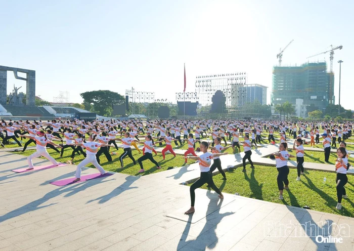 Gần 1.100 người tham gia Ngày Quốc tế Yoga lần thứ 12 tại Khánh Hòa