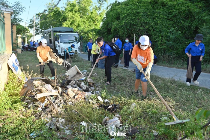 Phường Tây Nha Trang ra quân tổng dọn vệ sinh môi trường