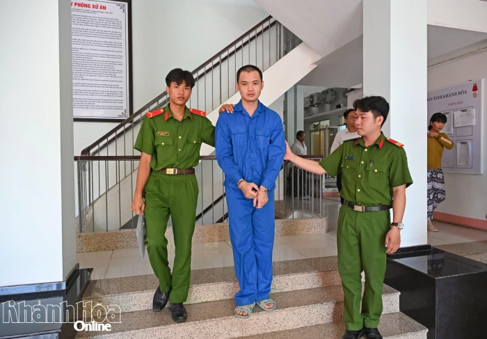 Lãnh án vì giả làm người quen đi nhận lại ô tô được thuê rửa