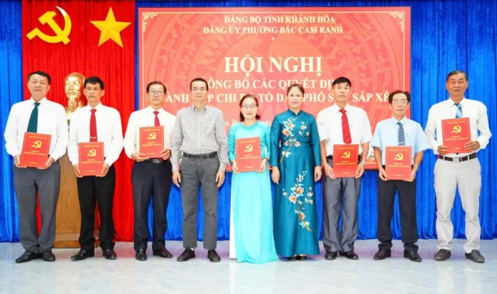 Phường Bắc Cam Ranh công bố các quyết định về kiện toàn tổ chức đảng và hệ thống chính trị ở cơ sở