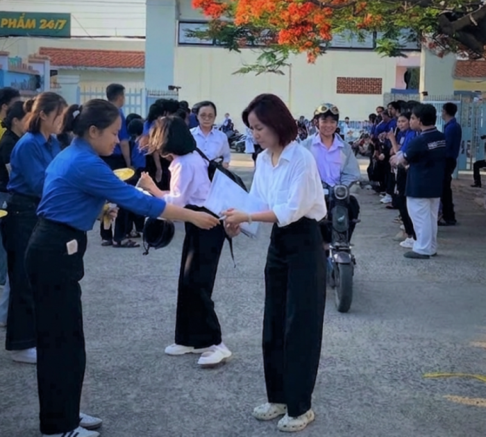 Đoàn phường Cam Ranh đồng hành với sĩ tử trong chương trình “Tiếp sức mùa thi”