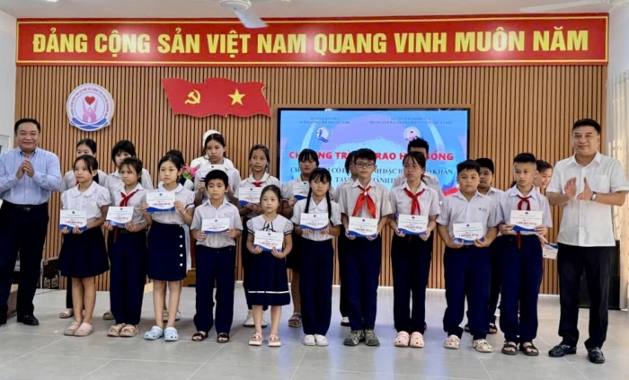 Trao 200 suất học bổng cho trẻ em có hoàn cảnh đặc biệt