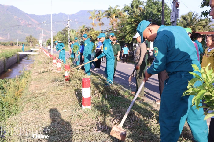 Xã Suối Dầu ra quân hưởng ứng phong trào toàn dân chung tay bảo vệ môi trường