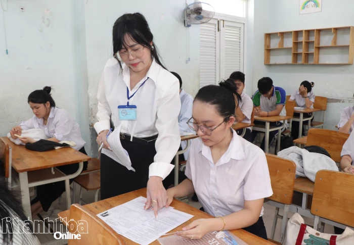 Thí sinh làm thủ tục dự thi tốt nghiệp THPT 2026