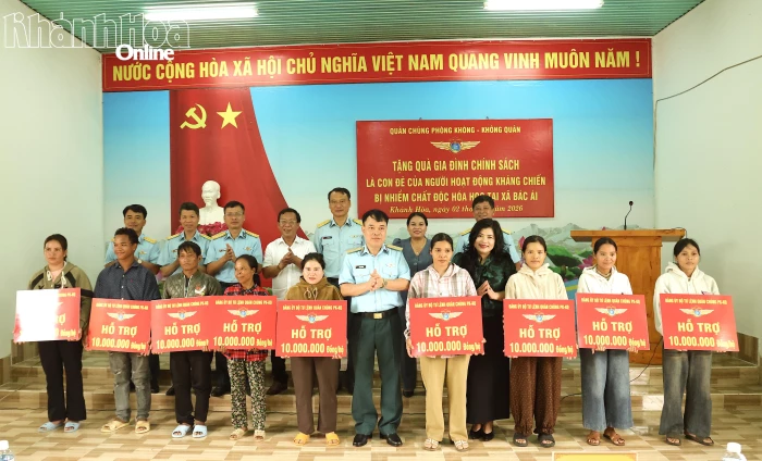 Thiếu tướng Vũ Đại Dương thăm, tặng quà gia đình chính sách tại xã Bác Ái