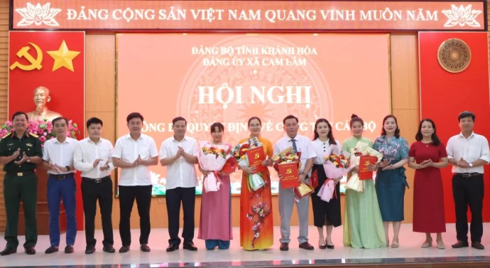 Đảng ủy xã Cam Lâm công bố các quyết định về công tác cán bộ