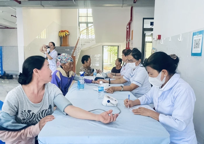 Khám bệnh, phát thuốc miễn phí cho 500 người dân phường Cam Ranh