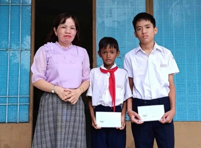 Hội Liên hiệp Phụ nữ phường Cam Ranh trao học bổng “Mẹ đỡ đầu” cho trẻ em mồ côi