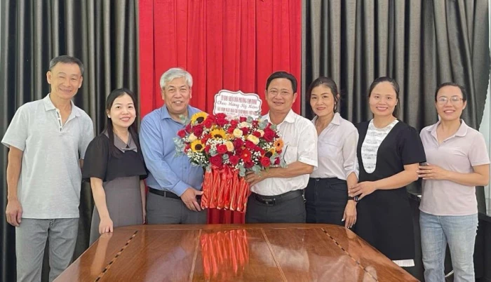 Phường Cam Ranh thăm, chúc mừng các đơn vị làm công tác thông tin, tuyên truyền