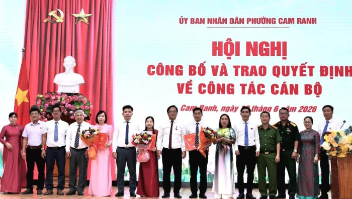 Phường Cam Ranh công bố, trao các quyết định về công tác cán bộ