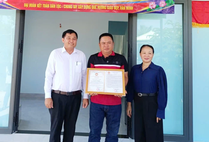 Xã Phước Hậu bàn giao nhà Đại đoàn kết cho 2 chị em mồ côi